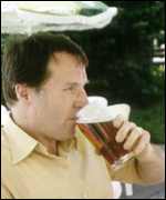 _366029_man-drinking-beer150.jpg